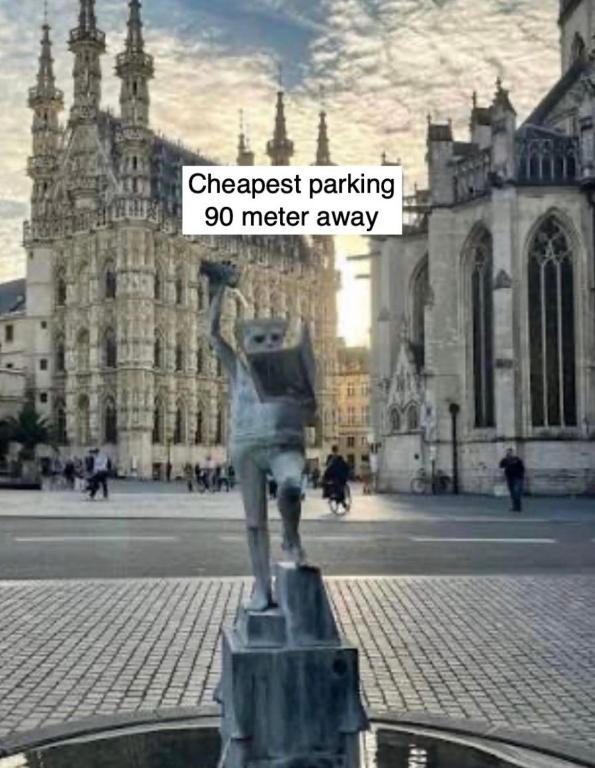 eine Statue vor einem großen Gebäude in der Unterkunft Cozy Boutique hotel-Guesthouse Leuven -self check in in Löwen