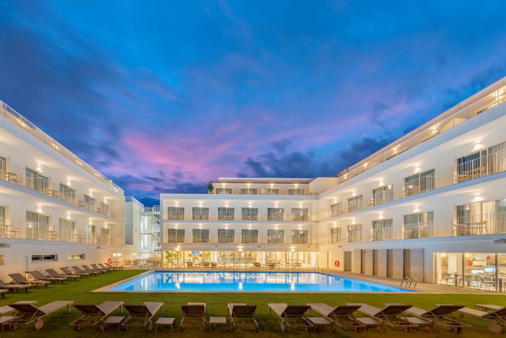 an exterior view of a hotel with a swimming pool at SH Jávea in Jávea