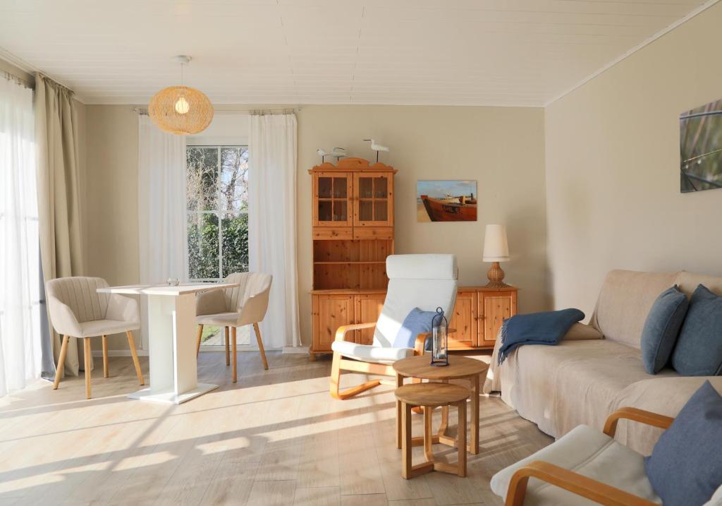 a living room with a couch and a table at Häuschen im Grünen in Bansin