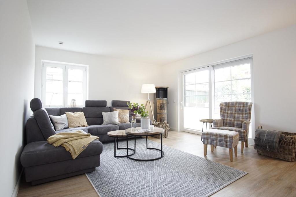 a living room with a couch and a table at Ferienwohnung Zweites Zuhause in Büsum