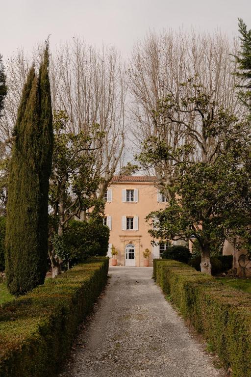 a driveway leading to a large house with trees at Contemporary bastide in Aix in Aix-en-Provence