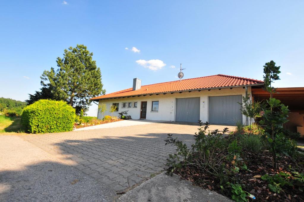 een huis met een oprit ervoor bij Ferienhaus Mühlblick in Oberdachstetten