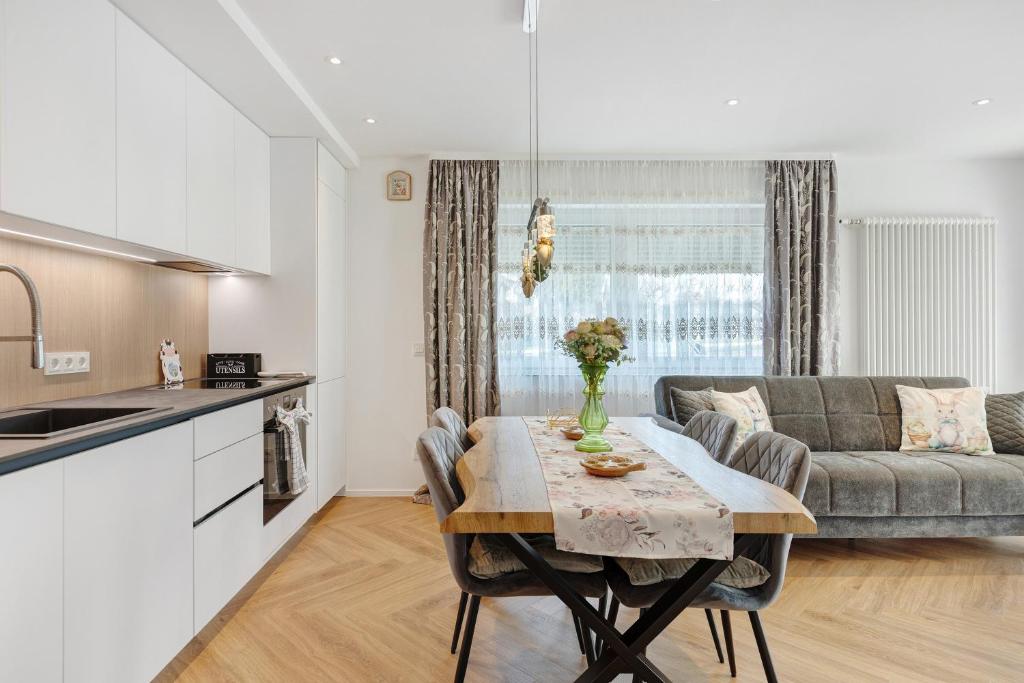 a kitchen and living room with a table and a couch at Ferienwohnung Reichenau in Reichenau