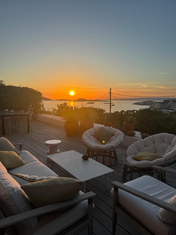 Waterfront villa with pool, sea view