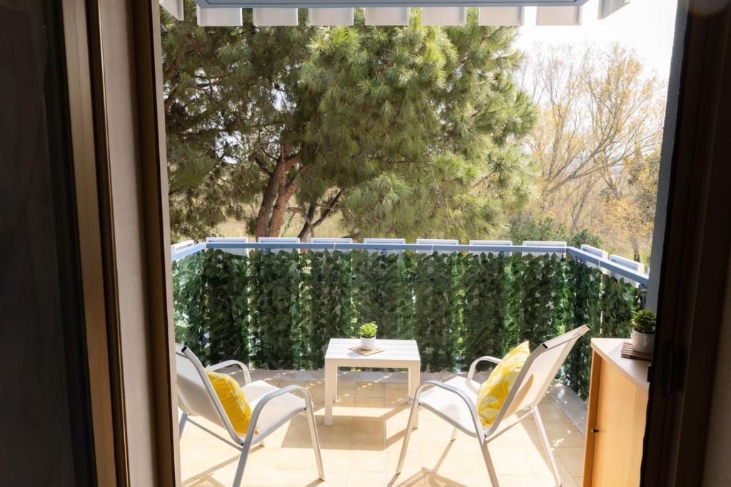 a patio with chairs and a table and a fence at a 600 m dal mare B&B MARGHERITA Silvi Marina in Silvi Marina
