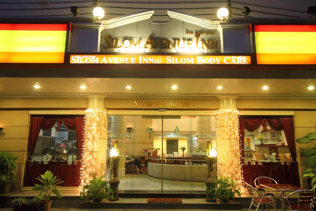 バンコクにあるシーロム アベニュー インの地下鉄通り印印刷カフェの看板付きレストラン