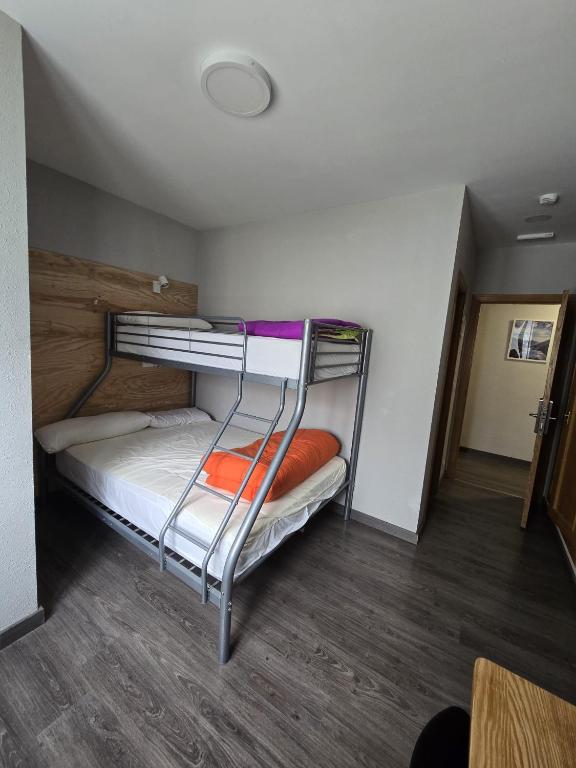 Hostel Catedral Burgos - Habitación Triple Con Baño Privado