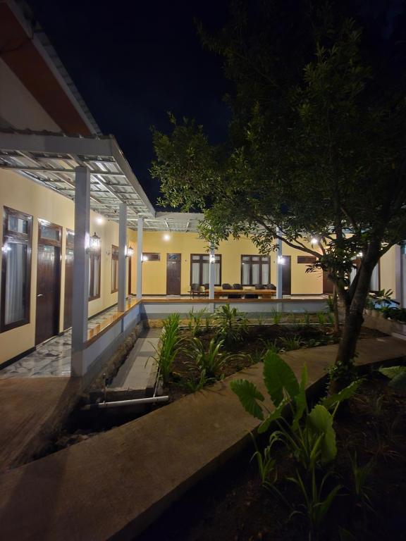 a house at night with the lights on at d'Alvin Homestay 2 in Labuan Bajo