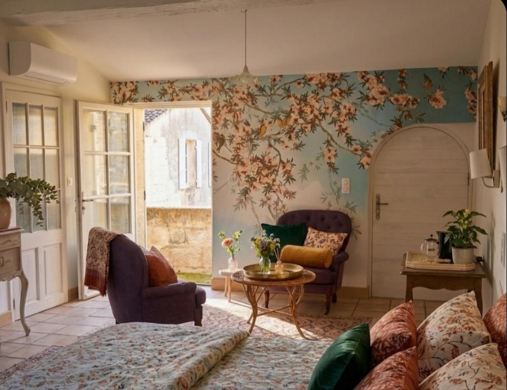 a living room with a couch and a table at Chambre d'hôte Maison Magda in Beaucaire