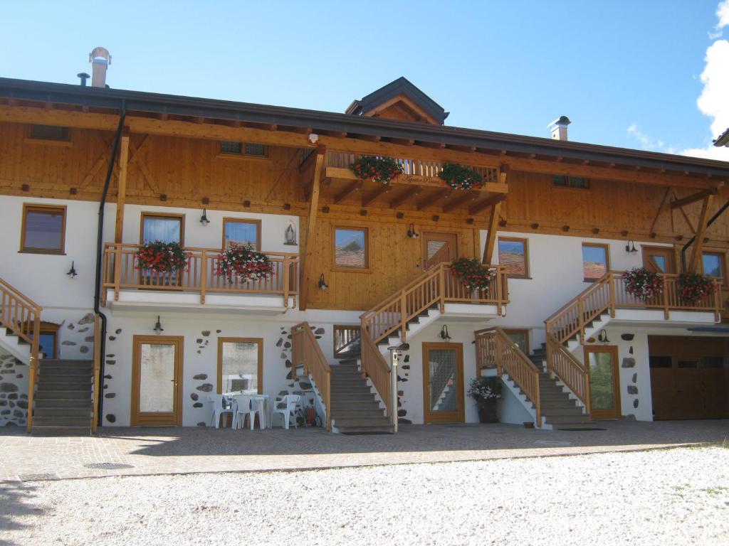 ein großes weißes Gebäude mit Treppen und Fenstern in der Unterkunft Agriturismo Pisani in Brez
