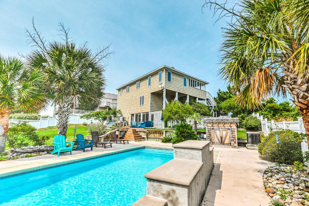 ein Haus mit Swimmingpool und Palmen in der Unterkunft Palms Delight in Kitty Hawk