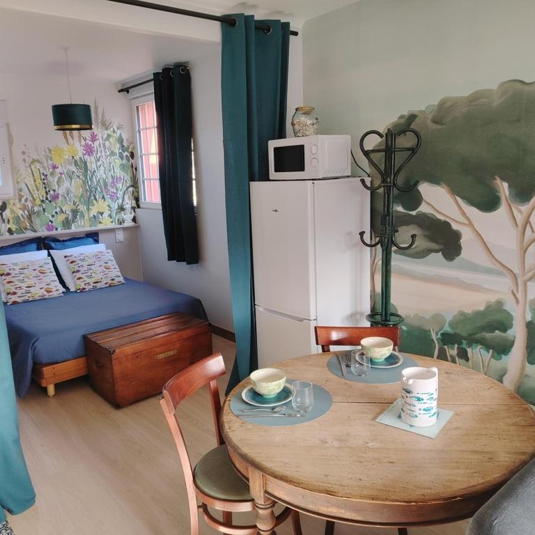 a small room with a table and a bed at Studio Augustine, studio pour une pause en Baie du Mont Saint Michel in Roz-sur-Couesnon