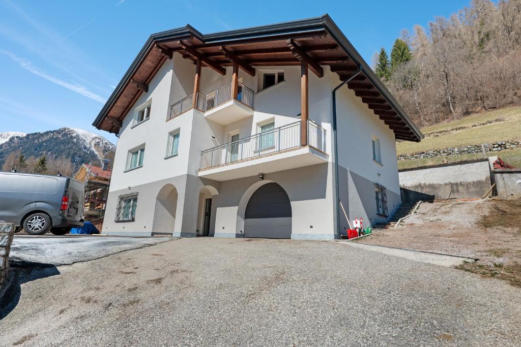 a large white house with a balcony and a driveway at Casa Colìn in Bresimo