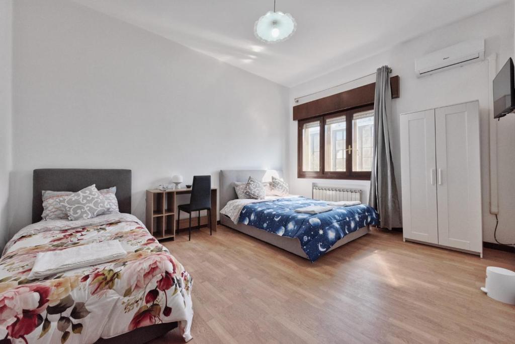 a bedroom with a bed and a desk at Apt Venice City in Mestre