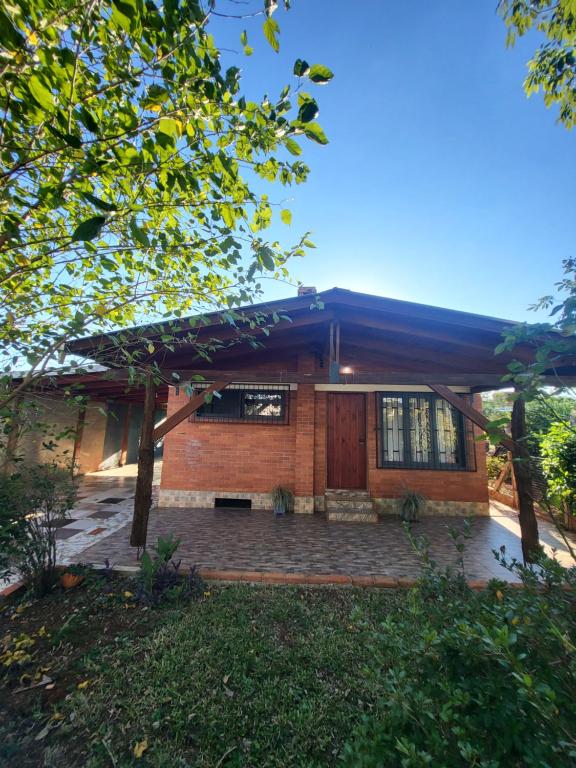 a brick house with a wooden door in a yard at Casa Rincón Del Viajero in Eldorado
