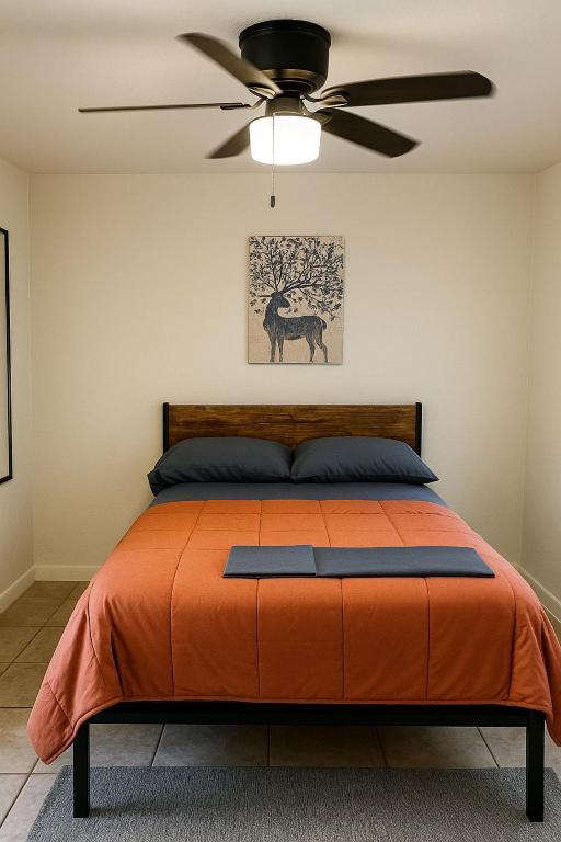 ein Schlafzimmer mit einem Bett und einem Deckenventilator in der Unterkunft Cabana in Miami