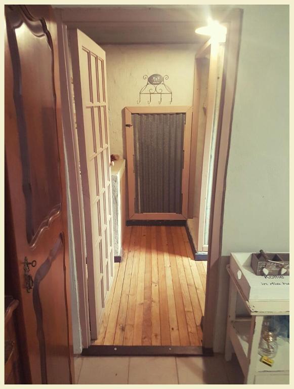 a hallway with a door leading into a room at Die Woestynroos Gastehuis in Isidule