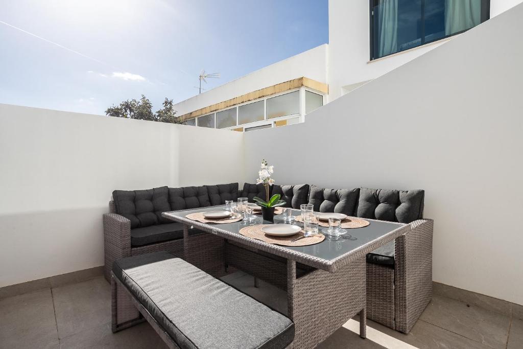 a dining room with a table and chairs at Lusomare By Marenssa in Moncarapacho