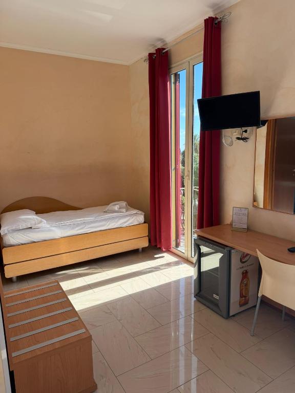 Hotel Villa Flora - Camera Tripla Classic Con Vista Mare Parziale