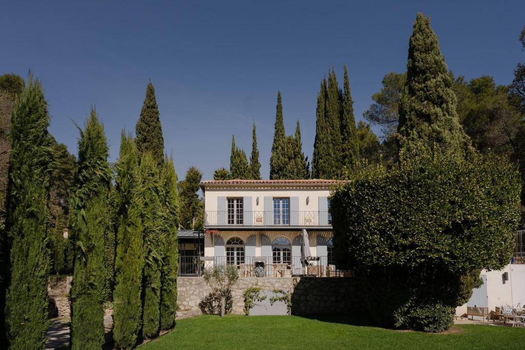 Property with pool and independent studio in Aix