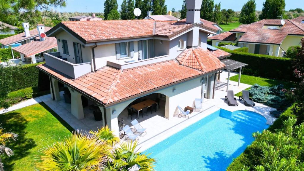 an aerial view of a house with a swimming pool at Villa singola con piscina Quinta Est in Rosolina