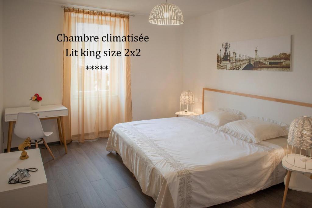 a bedroom with a bed and a table and a desk at Occitanie Aquitaine gîte 5 pers -SPA privé-CLIM- Draps, vélos inclus - Equipé pour bébé in Soturac