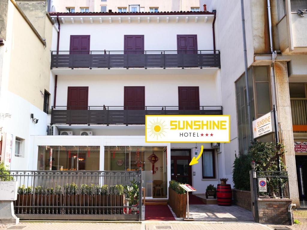 a building with a sign that reads sunshine hotel at Sunshine HOTEL in Mestre