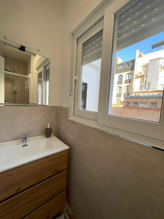 Tarragona Hostel - Double Room With Private Bathroom