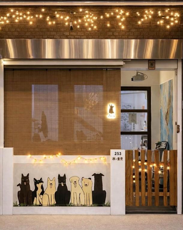 a store front with a group of cats painted on it at 拉瓦宅 輕旅店 - Lawa House #僅接待18-35歲青年旅人#Only for aged 18-35 in Chiayi City