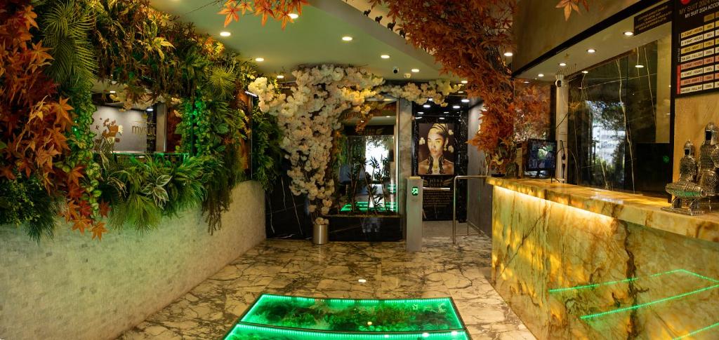 a room with a bunch of plants on the wall at Hera Suit Ataşehir in Istanbul