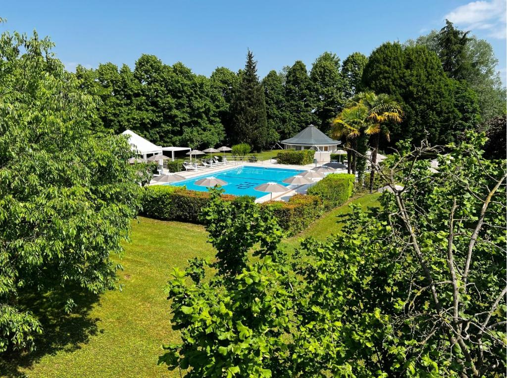 an image of a swimming pool in a yard at Hotel Villa Patriarca - Buongiorno! Hotels in Mirano