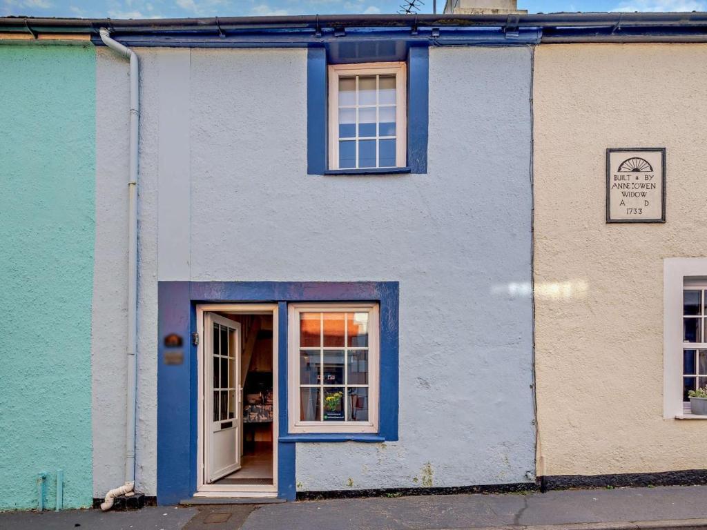 a blue and white house with a window at 2 Bed in Aberdyfi oc-dy015 in Aberdyfi