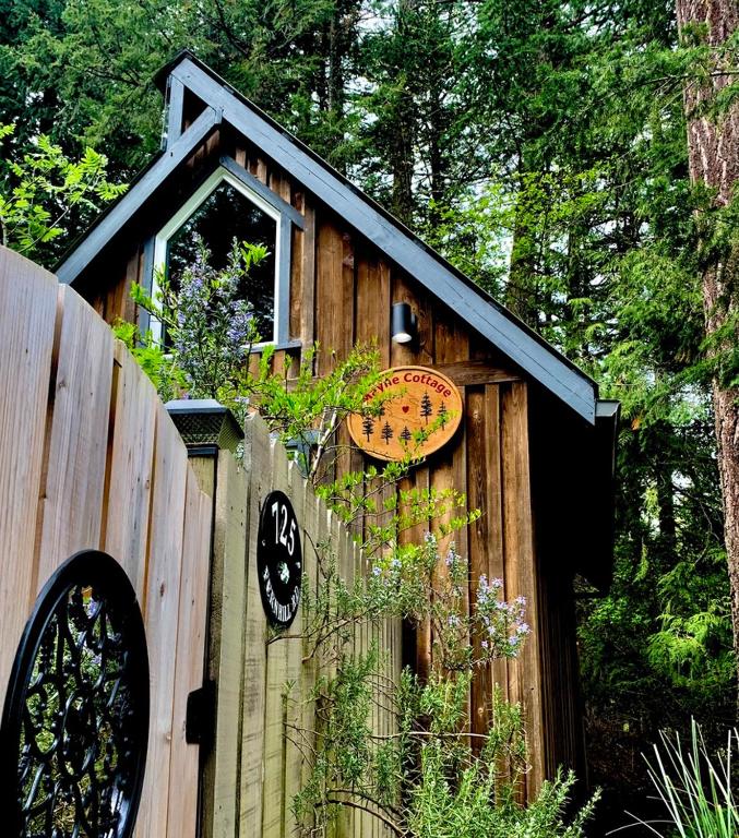 ein kleines hölzernes Vogelhaus auf einem Zaun in der Unterkunft Mayne Cottage in Mayne Island
