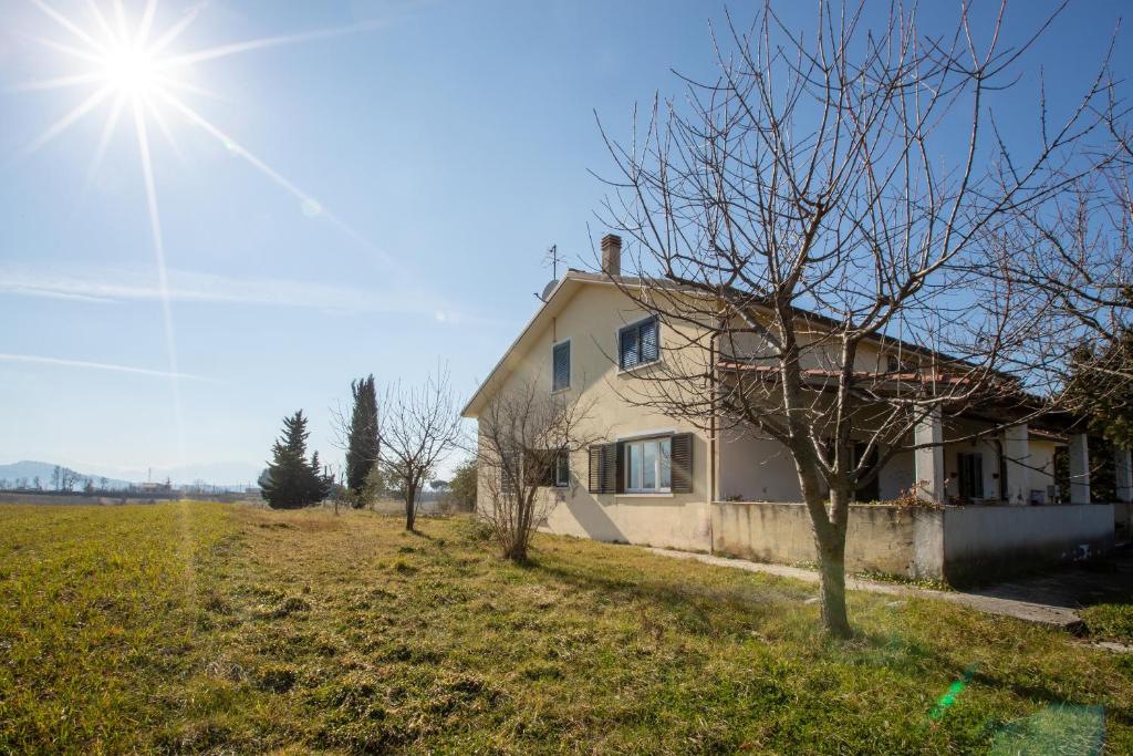 a house in a field with the sun in the sky at Casa Simone in Torella deʼ Lombardi