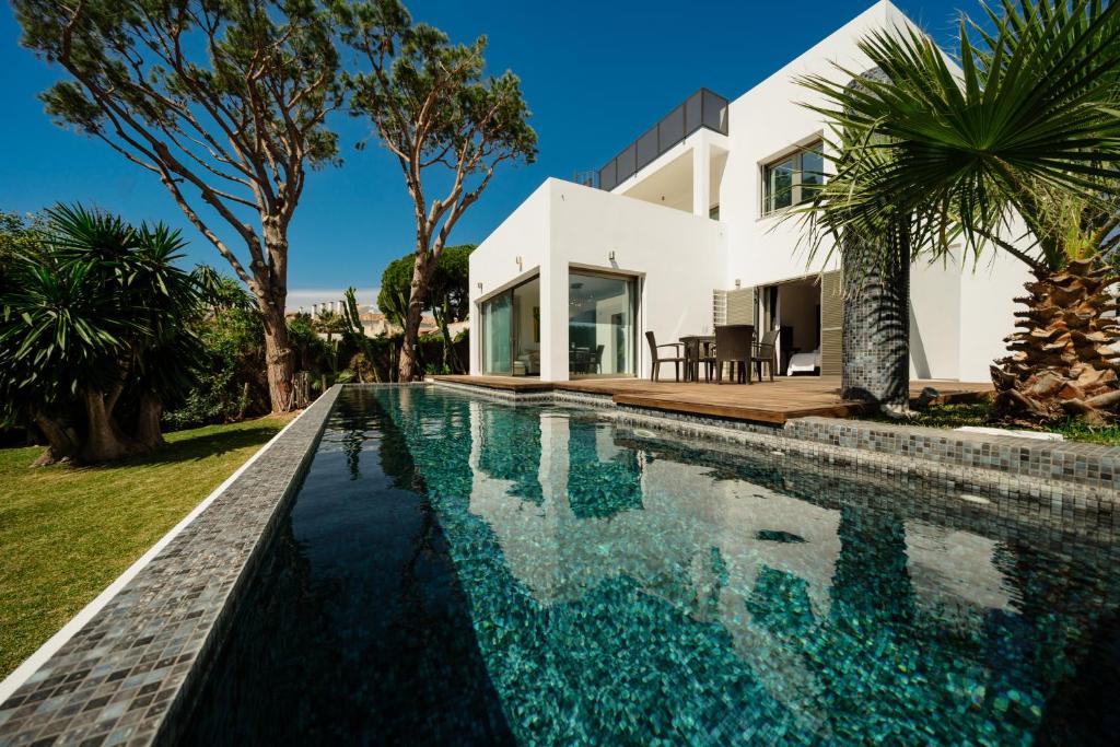 Villa Privada con Piscina y Jardín en Las Chapas, Marbella