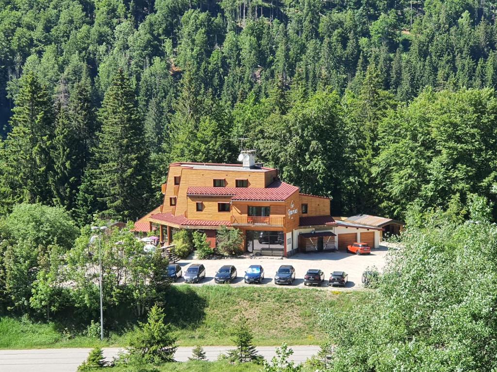 an overhead view of a house with cars parked in front at Gîte les Égravines in Mijoux