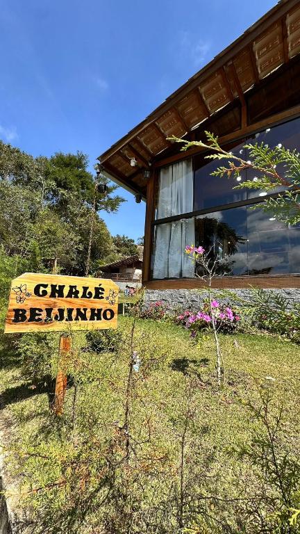 a sign for a chinese restaurant in front of a building at Chalé Beijinho in Venda Nova do Imigrante