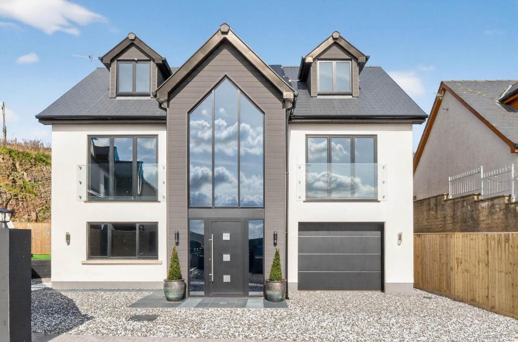 a detached house with a garage at Heddfan in Carmarthen