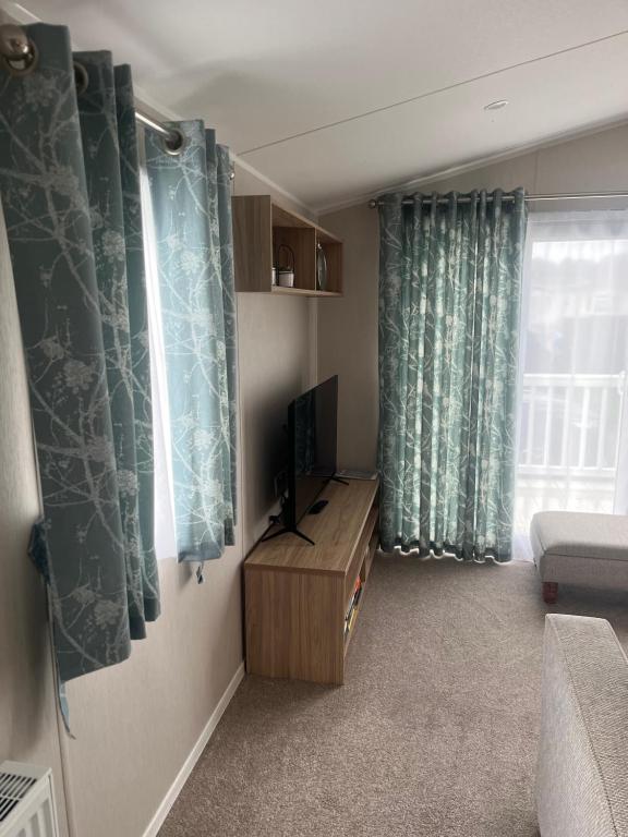 a living room with a tv and a window at Tayock Park in Montrose