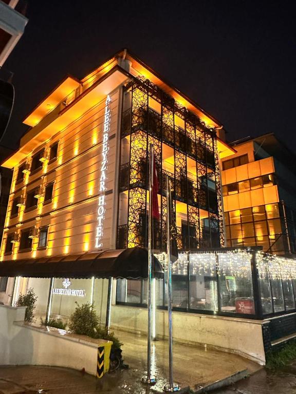 ein großes Gebäude, das nachts beleuchtet ist in der Unterkunft ALEE BEYZAR Hotel in Ankara