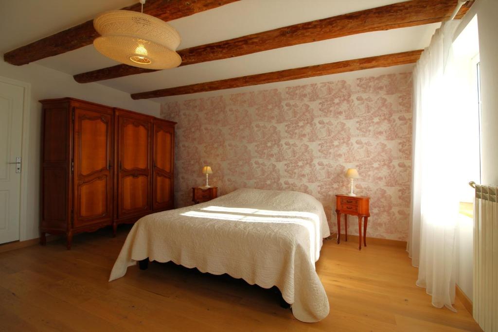 a bedroom with a bed with a white bedspread at Chambre n5 Maison dHôtes de Charme in Maizières