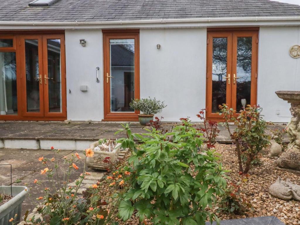 a house with a garden in front of it at Honeysuckle Rise in Looe