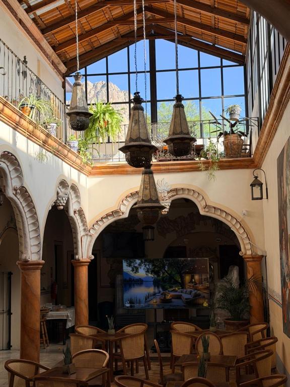 a room with tables and chairs in a building at Hotel Centenario Bernal in Bernal