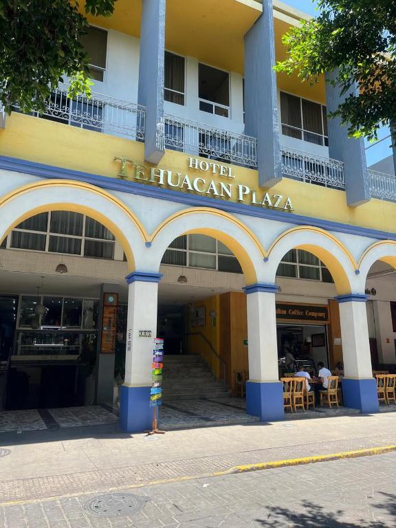 a hotel with a sign on the side of a building at Hotel Tehuacan Plaza in Tehuacán
