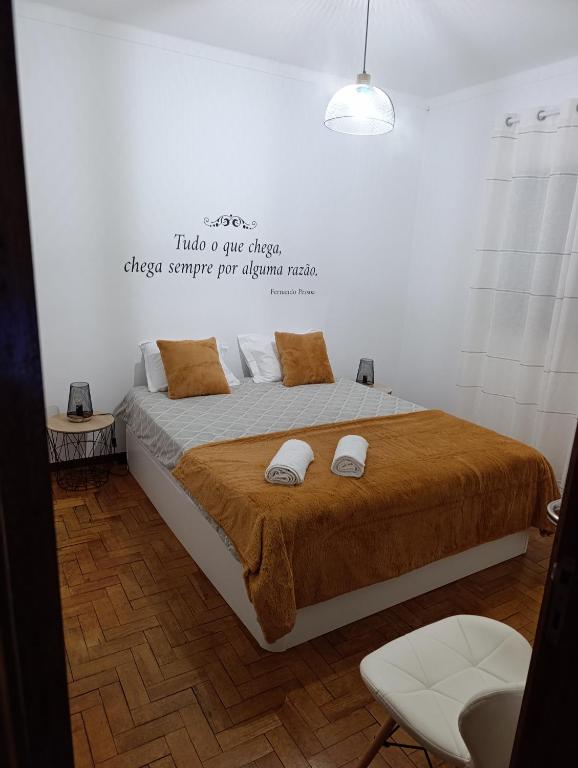 a bedroom with a bed with two towels on it at CASA SOPHIE - Alojamento - Casa de Férias Completa in Ancião