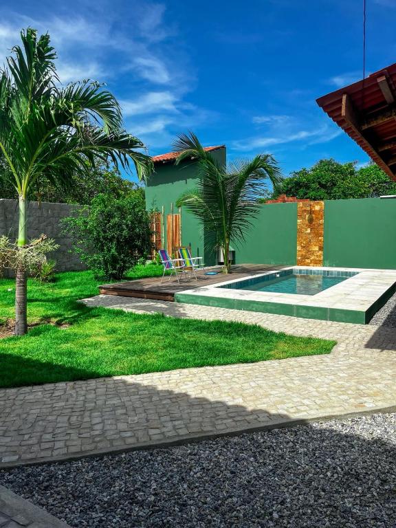 a backyard with a swimming pool and a house at Casa verde in Fortim