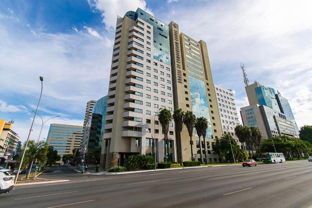 a large building on the side of a city street at Brasil 21 Bloco D Flat em Brasília 80760 in Brasília