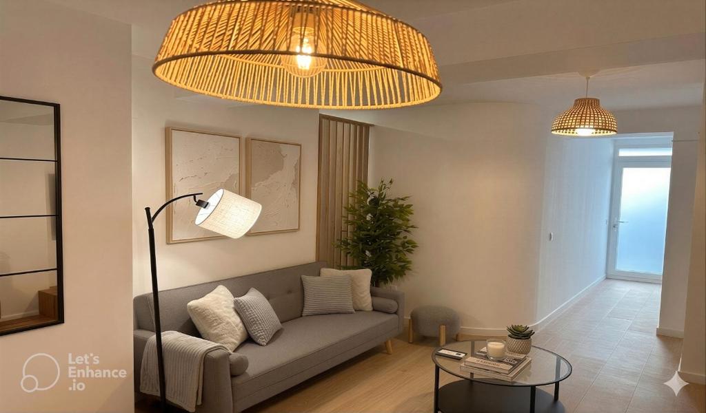 a living room with a couch and a table at Dulces Sueños Amistad in Valencia