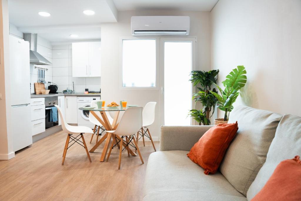 Valencia Beach Apartment by Glodeko Homes