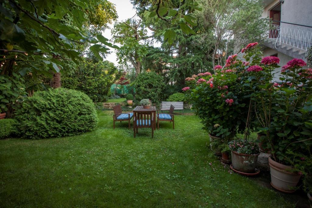 a garden with a table and chairs and flowers at Apartment in Rovinj/Istrien 11481 in Štanga